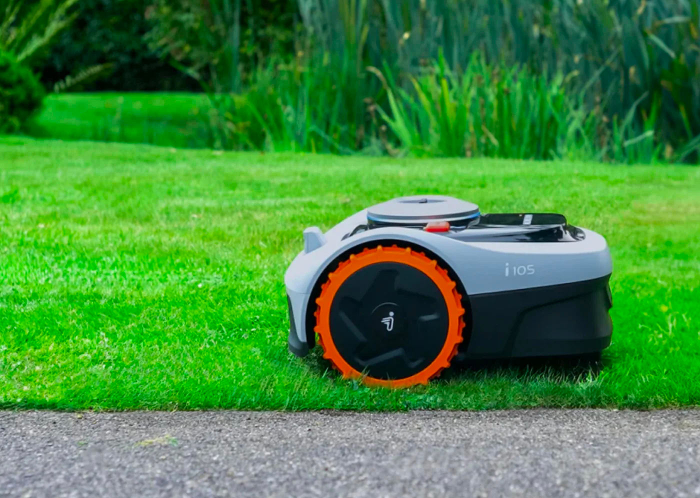 Be in to win a Navimow i105 from MowBot Golf Warehouse NZ